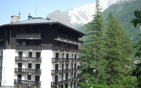Les Aiguilles du Brévent: Himmel, Berg, Gebäude, Pflanze, Fenster, Baum, Biome, Urban Design, Landschaft, Natürliche Landschaft