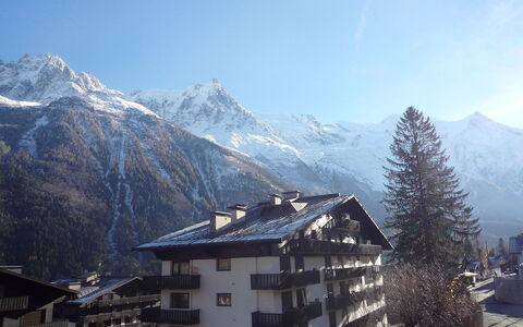 Les Aiguilles du Brévent: Himmel, Berg, Wolke, Eigentum, Schnee, Gebäude, Fenster, Hochland, Steigung, Welt