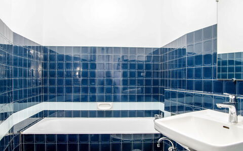 Les Aiguilles du Brévent: Zapfhahn, Spiegel, Eigentum, Armatur, Sinken, Gebäude, Bad Sink, Azurblau, Badezimmer, Interior Design