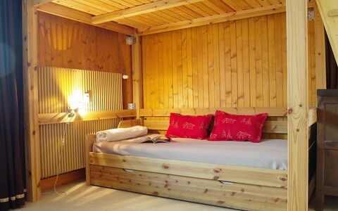 Les Aiguilles du Brévent: Eigentum, Möbel, Komfort, Bettrahmen, Holz, Interior Design, Gebäude, Fussboden, Flooring, Bett