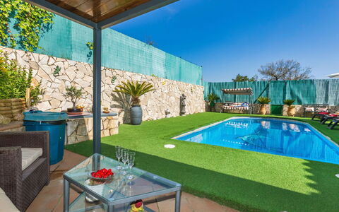 Aguilera: Pflanze, Eigentum, Wasser, Stuhl, Schwimmbad, Azurblau, Blau, Blume, Schatten, Interior Design