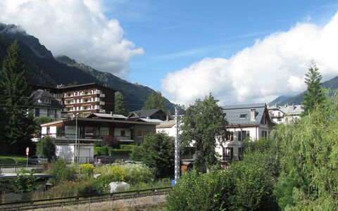Chamonix 380: Wolke, Himmel, Pflanze, Eigentum, Berg, Gebäude, Baum, Fenster, Natürliche Landschaft, Hochland