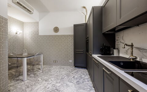 Dimora Fiorentina: Spüle, Cabinetry, Countertop, Sinken, Gebäude, Zapfhahn, Holz, Küche, Herd, Interior Design
