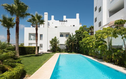 Cortesin: Himmel, Pflanze, Gebäude, Daytime, Eigentum, Wasser, Azurblau, Blau, Baum, Die Architektur