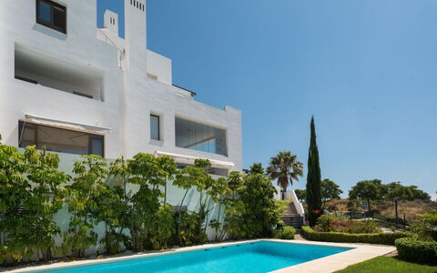 Cortesin: Pflanze, Wasser, Himmel, Gebäude, Azurblau, Fenster, Baum, Die Architektur, Wohngebiet, Schwimmbad