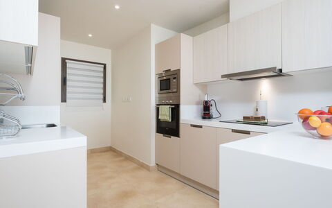 Cortesin: Cabinetry, Eigentum, Interior Design, Holz, Beleuchtung, Orange, Countertop, Flooring, Fussboden, Wand