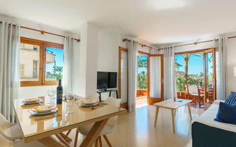 Can Llorenc Sea Views: Tabelle, Möbel, Pflanze, Azurblau, Couch, Holz, Interior Design, Stuhl, Wohnzimmer, Zimmerpflanze