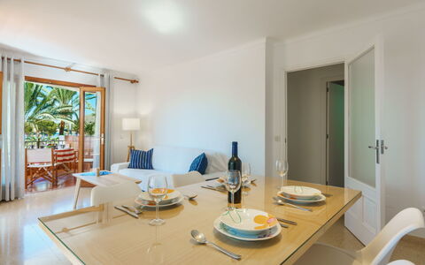Can Llorenc Sea Views: Tabelle, Möbel, Eigentum, Stuhl, Geschirr, Gebäude, Holz, Interior Design, Beleuchtung, Küche & Esszimmer Tisch