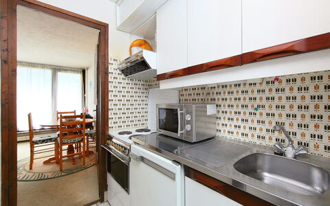 Les Pècles: Countertop, Spüle, Cabinetry, Sinken, Eigentum, Möbel, Zapfhahn, Armatur, Küche, Holz