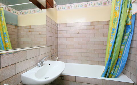 Les Pècles: Armatur, Sinken, Eigentum, Zapfhahn, Grün, Bad Sink, Gebäude, Badezimmer, Holz, Interior Design