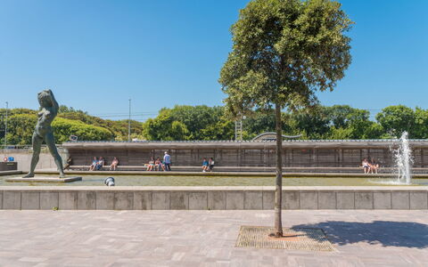 Rozenhof with Parking: Himmel, Baum, Freizeit, Strassenbelag, Urban Design, Landschaft, Erholung, Stadt, Strasse, Water Feature