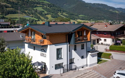 Bruck 420: Gebäude, Himmel, Eigentum, Fenster, Wolke, Berg, Haus, Baum, Fahrzeug, Pflanze