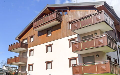 Chamonix 480: Himmel, Gebäude, Fenster, Wolke, Pflanze, Haus, Urban Design, Verbundwerkstoff, Holz