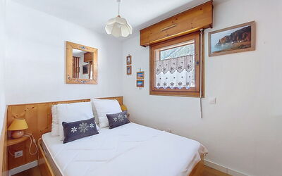 L'Espace Montagne 480.8: Möbel, Bett, Wand, Interior Design, Schlafzimmer, Holz, Zimmer, Fussboden, Bettdecke, Bedding