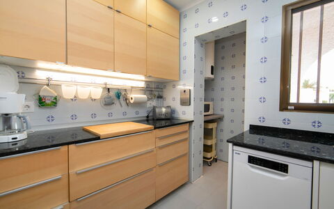 Villa Panorama: Countertop, Cabinetry, Eigentum, Gebäude, Küchengerät, Fenster, Küche, Herd, Holz, Interior Design