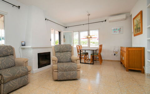 Villa Panorama: Möbel, Couch, Komfort, Holz, Fenster, Zimmerpflanze, Wohnzimmer, Fussboden, Flooring, Hartholz