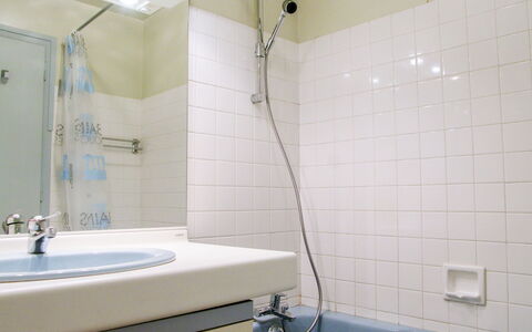 Chamonix 490: Zapfhahn, Armatur, Eigentum, Duschkopf, Bad Sink, Sinken, Badezimmer, Gebäude, Dusche, Lila