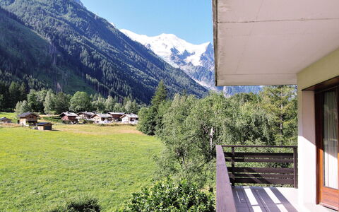 Chamonix 490: Himmel, Pflanze, Berg, Eigentum, Daytime, Ökoregion, Grün, Gebäude, Natürliche Landschaft, Baum
