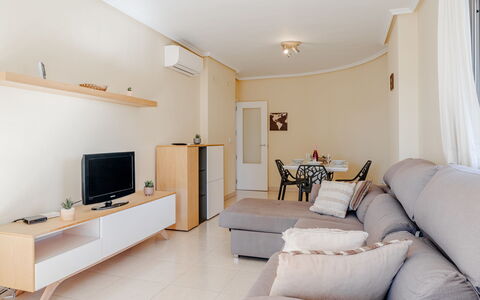 Bahia del Sol: Möbel, Interior Design, Flooring, Couch, Holz, Fussboden, Zimmer, Wohnzimmer, Decke, Fernsehen
