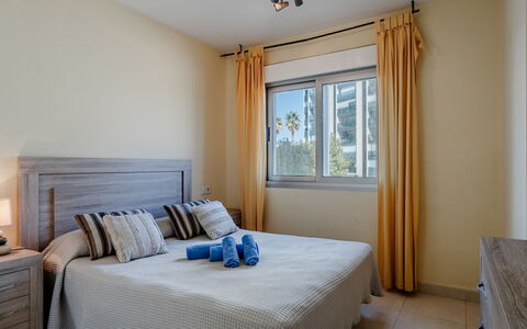 Bahia del Sol: Möbel, Holz, Flooring, Fussboden, Interior Design, Bett, Schlafzimmer, Zimmer, Bedding, Bettdecke