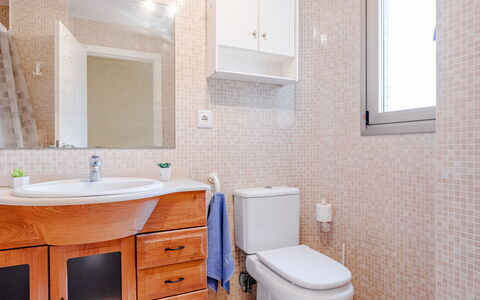 Bahia del Sol: Bad Sink, Badezimmer, Armatur, Flooring, Sinken, Toilette, Badezimmerschrank, Toilleten Sitz, Fussboden, Interior Design