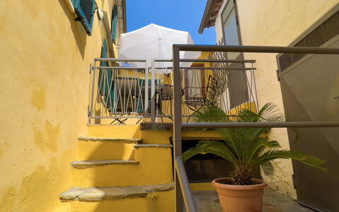 La Casetta Di Emma - Villa Faraldi: Pflanze, Eigentum, Himmel, Gebäude, Azurblau, Treppe, Fenster, Schatten, Holz, Die Architektur