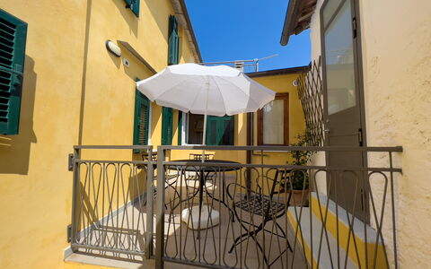 La Casetta Di Emma - Villa Faraldi: Daytime, Gebäude, Fenster, Himmel, Blau, Holz, Schatten, Gelb, Haus, Wohngebiet