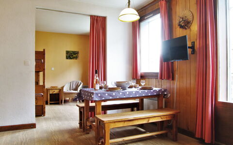 L'Armancette: Möbel, Tabelle, Gebäude, Eigentum, Fenster, Vorhang, Holz, Textil, Interior Design, Flooring
