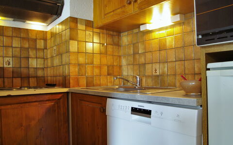 L'Armancette: Countertop, Cabinetry, Küche, Zimmer, Eigentum, Möbel, Beleuchtung, Unter Spülraumbeleuchtung, Fliese, Gebäude