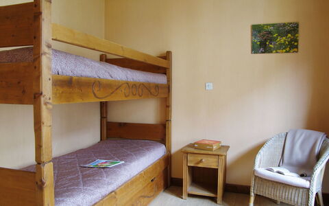 L'Armancette: Bett, Möbel, Zimmer, Etagenbett, Schlafzimmer, Eigentum, Herberge, Bettrahmen, Gebäude, Haus