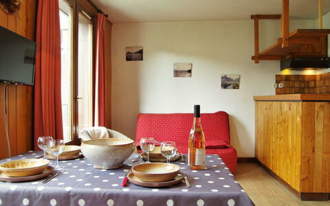 L'Armancette: Zimmer, Möbel, Eigentum, Tabelle, Interior Design, Esszimmer, Gebäude, Haus, Tischdecke, Stuhl