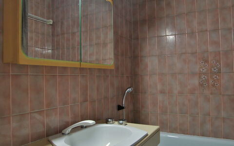 L'Armancette: Badezimmer, Fliese, Eigentum, Wand, Zimmer, Bad Sink, Armatur, Zapfhahn, Sinken, Bad Zubehör