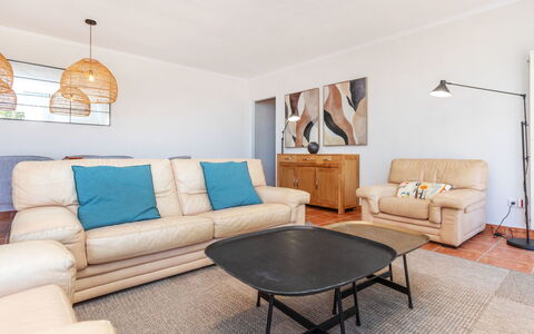 Lloret de Mar 413: Möbel, Interior Design, Flooring, Couch, Fussboden, Wand, Holz, Decke, Zimmer, Wohnzimmer