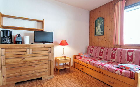 Chamonix 545: Möbel, Eigentum, Cabinetry, Fenster, Gebäude, Komfort, Schublade, Holz, Interior Design, Bilderrahmen
