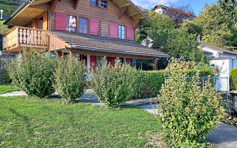 Le Cabanon: Gebäude, Haus, Strauch, Zuhause, Wohngebiet, Dach, Hütte, Garten, Frühling