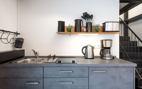 Tiny Haus Westerwald 16 Blue: Cabinetry, Zapfhahn, Spüle, Sinken, Countertop, Eigentum, Möbel, Küche, Schwarz, Beleuchtung