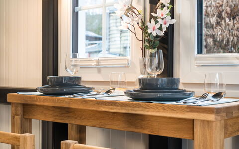 Tiny Haus Westerwald 16 Blue: Tabelle, Pflanze, Eigentum, Möbel, Blume, Fenster, Geschirr, Holz, Interior Design, Drinkware