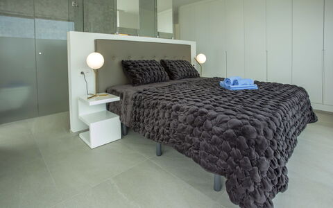 Villa Atina: Gebäude, Komfort, Beleuchtung, Holz, Flooring, Interior Design, Fussboden, Bettrahmen, Automobil-Design