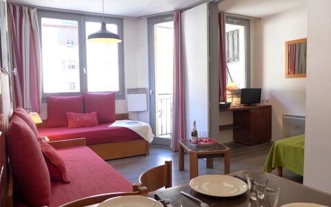 Chamonix 600: Zimmer, Möbel, Interior Design, Eigentum, Gebäude, Wohnzimmer, Tabelle, Vorhang, Suite, Fussboden