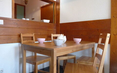 Chamonix 600: Zimmer, Möbel, Eigentum, Tabelle, Gebäude, Interior Design, Haus, Esszimmer, Holz, Sperrholz
