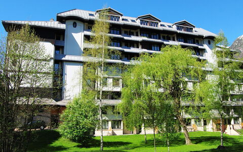 Chamonix 600: Himmel, Pflanze, Gebäude, Eigentum, Grün, Baum, Grundstueck, Tower Block, Urban Design, Eigentumswohnung