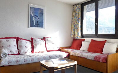 Le Chamois Blanc 600.10: Möbel, Zimmer, Eigentum, Wohnzimmer, Interior Design, Couch, Rot, Tabelle, Schlafzimmer, Wand