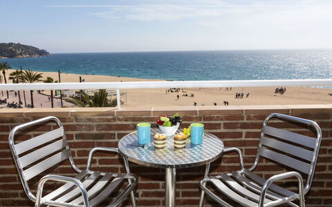 Caravela Beach: Wasser, Himmel, Möbel, Wolke, Stuhl, Tabelle, Gebäude, Strandresort, Azurblau, Gartenmöbel