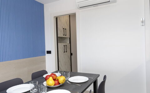 Caravela Beach: Geschirr, Tabelle, Möbel, Eigentum, Cabinetry, Essen, Dishware, Holz, Teller