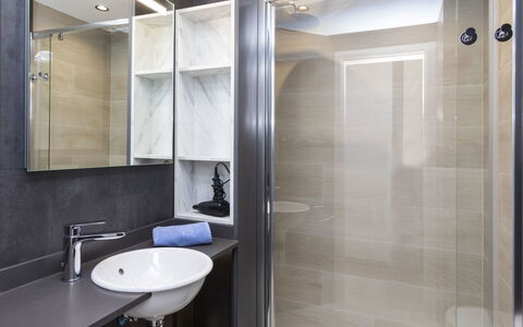 Caravela Beach: Spiegel, Zapfhahn, Armatur, Sinken, Bad Sink, Badezimmer, Duschtür, Interior Design, Gebäude