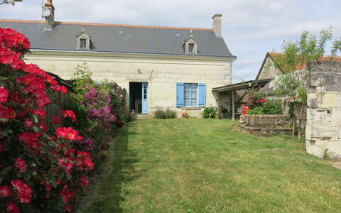 Les Landes du Chinonais: Himmel, Pflanze, Wolke, Blume, Fenster, Gebäude, Haus, Natürliche Landschaft, Hütte, Strauch