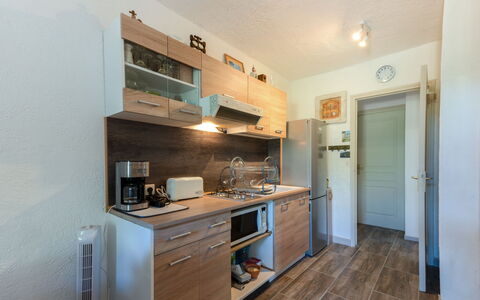 L'Eau Blanche: Cabinetry, Möbel, Eigentum, Countertop, Gebäude, Schublade, Holz, Küchengerät, Küche, Interior Design