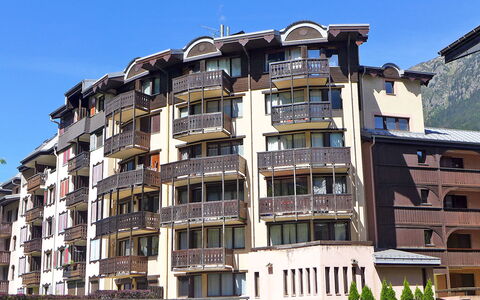 Chamonix 630: Himmel, Gebäude, Daytime, Eigentum, Fenster, Tower Block, Pflanze, Urban Design, Eigentumswohnung, Nachbarschaft