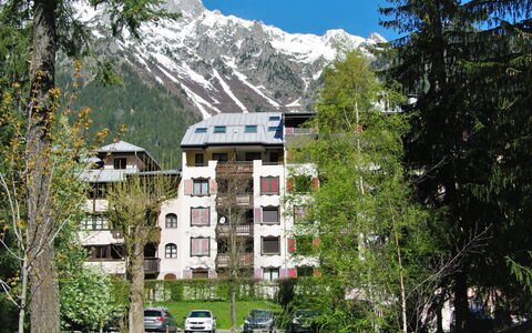 Chamonix 630: Gebäude, Himmel, Pflanze, Berg, Eigentum, Baum, Fenster, Natürliche Landschaft, Auto, Biome