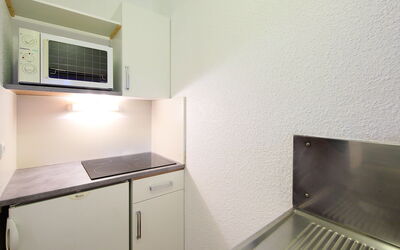 Jonquilles 630.7: Eigentum, Zimmer, Küche, Countertop, Möbel, Haus, Grundeigentum, Cabinetry, Gebäude, Fussboden